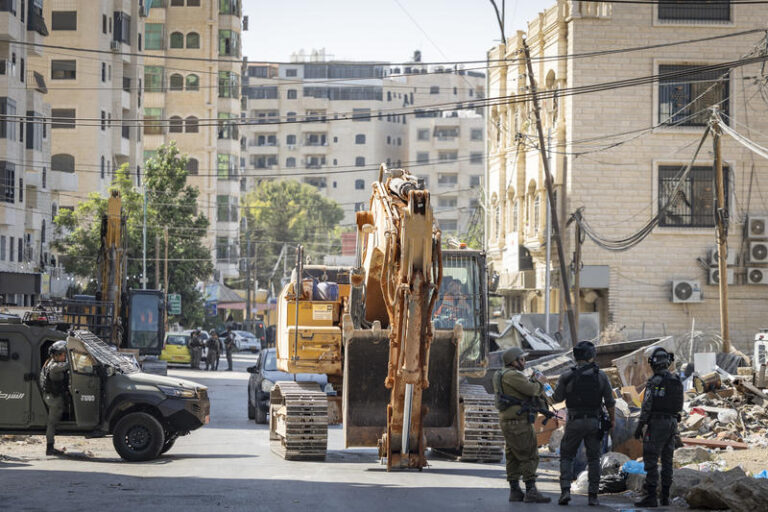 דחפור במחנה קלנדיה (צילום: חיים לוינסון/פלאש90)