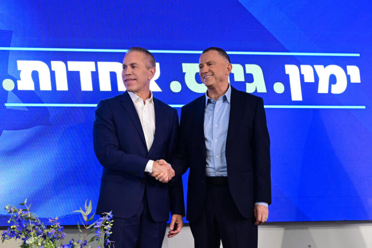 יולי אדלשטיין (מימין) וגלעד ארדן במסיבת עיתונאים (צילום: אבשלום ששוני/פלאש90)