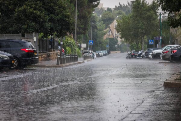 שיא של יותר ממאה שנה: גשם קיצי חריג בירושלים ובמעלה אדומים