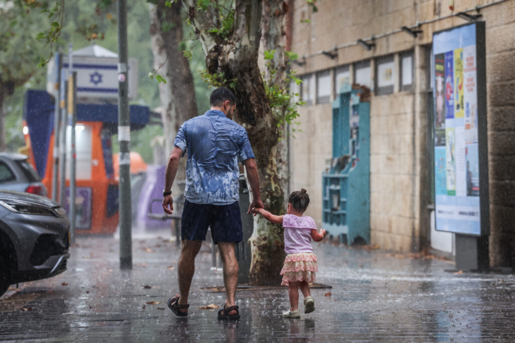 אב ובתו הולכים בגשם במהלך הקיץ בירושלים (צילום: יוסי זמיר/פלאש90) אב ובתו הולכים בגשם במהלך הקיץ בירושלים (צילום: יוסי זמיר/פלאש90)