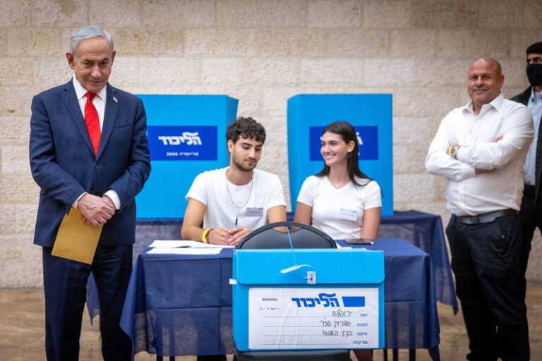 בנימין נתניהו מצביע בפריימריז בליכוד (צילום: חיים גולדברג/פלאש90)