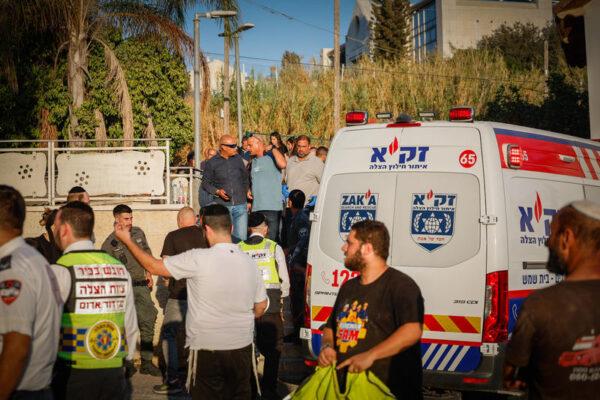 כוחות מד"א ומשטרה בזירת האירוע בבית שמש (צילום: אורן בן חקון/פלאש90)