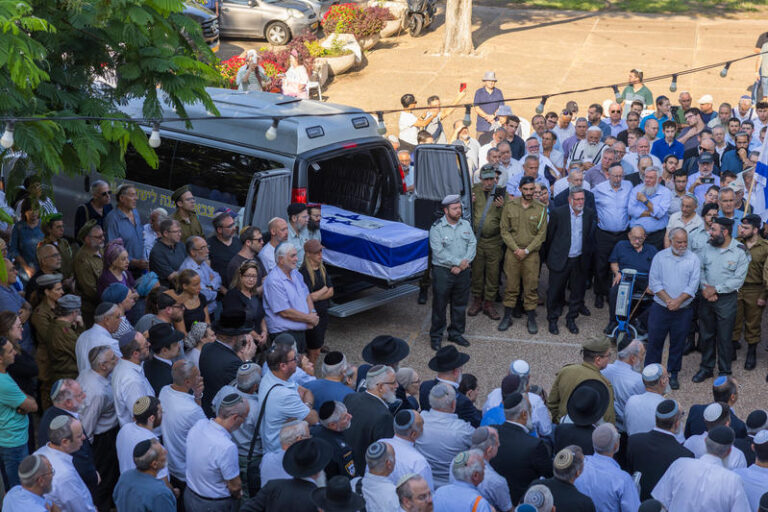 מסע ההלוויה של יקותיאל יהודה כץ, הנעדר האחרון מקרב סולטן יעקוב (צילום: לירון מולדובן/פלאש90)