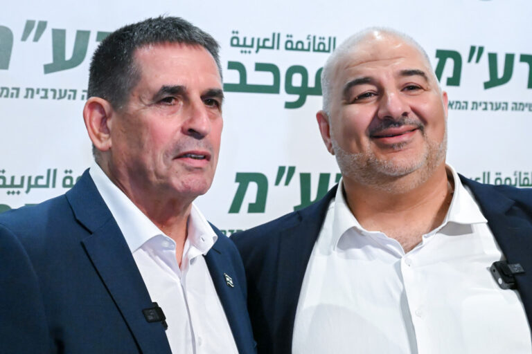 عضو الكنيست د. منصور عباس وعضو الكنيست السابق يوآف سيغالوفيتش يقدمان قائمة القائمة العربية الموحدة للانتخابات (تصوير : يونتان زيندل / فلاش 90)