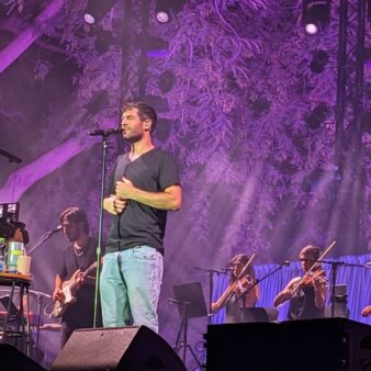 שגיא דקל חן בהופעה בניר עוז. בשירים הכי קשים ומרים באלבום יש ניצוץ של אהבת החיים (צילום: קרן שמש)