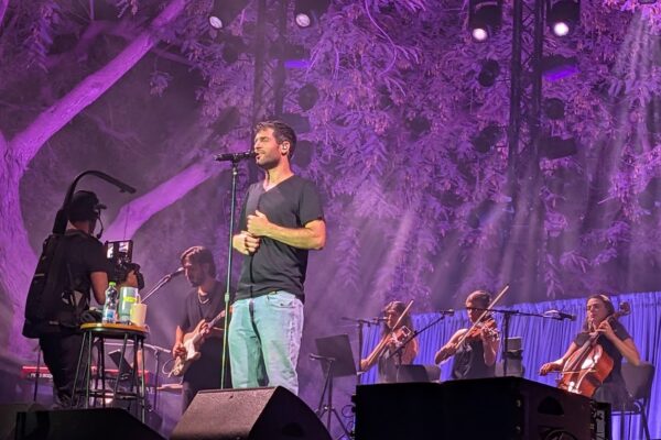 שגיא דקל חן בהופעה בניר עוז. בשירים הכי קשים ומרים באלבום יש ניצוץ של אהבת החיים (צילום: קרן שמש)