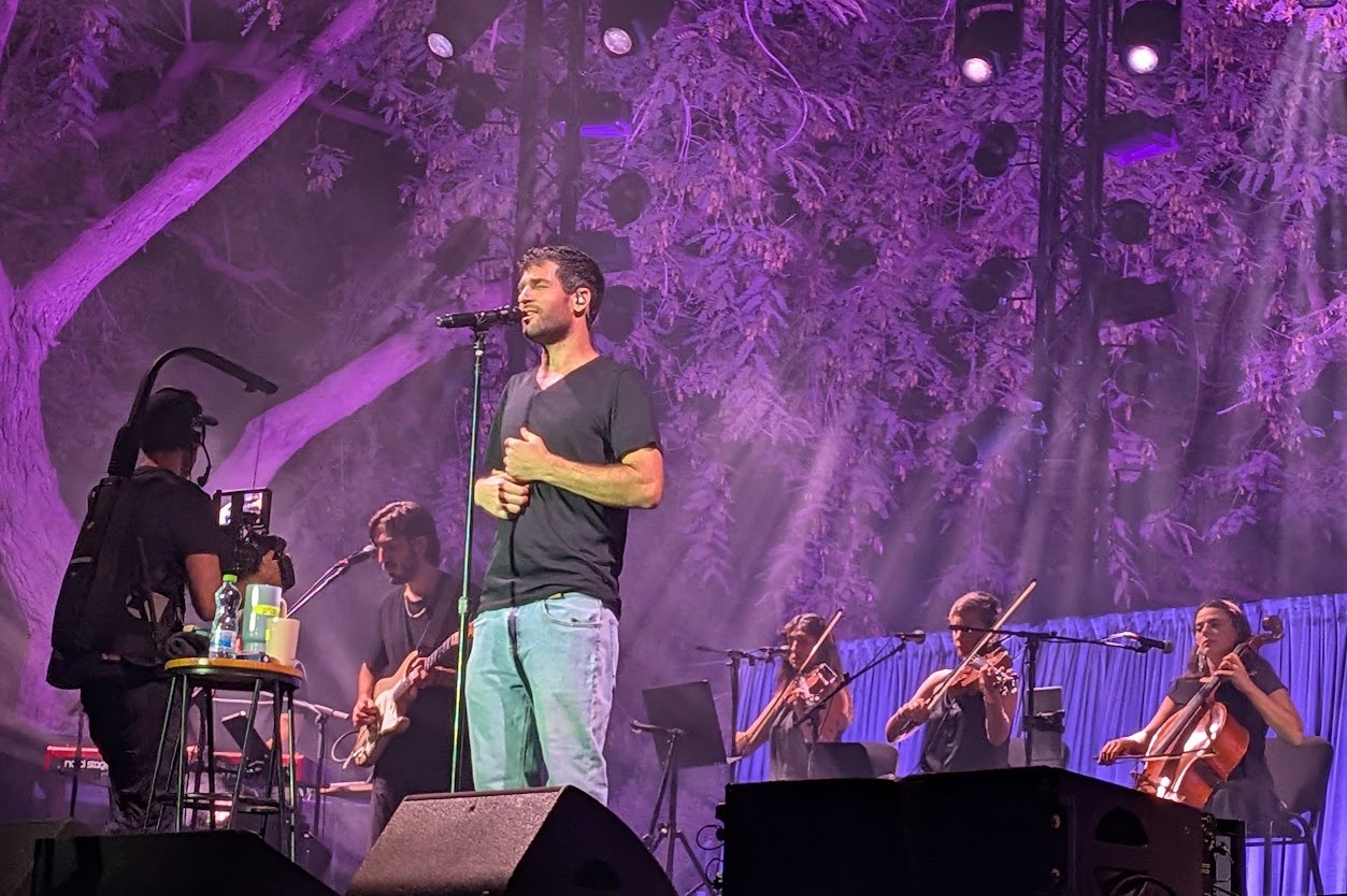 שגיא דקל חן בהופעה בניר עוז. בשירים הכי קשים ומרים באלבום יש ניצוץ של אהבת החיים (צילום: קרן שמש) שגיא דקל חן בהופעה בניר עוז. בשירים הכי קשים ומרים באלבום יש ניצוץ של אהבת החיים (צילום: קרן שמש)