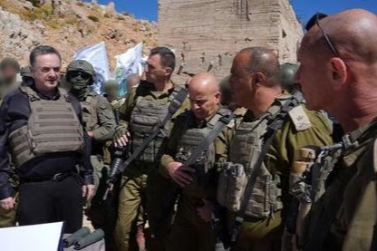 שר הביטחון כ"ץ בכתר החרמון שבסוריה (צילום: אריאל חרמוני, משרד הביטחון)