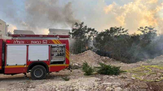 שריפה פרצה בין אבו גוש למעלה החמישה; כ-10 דונם עלו באש
