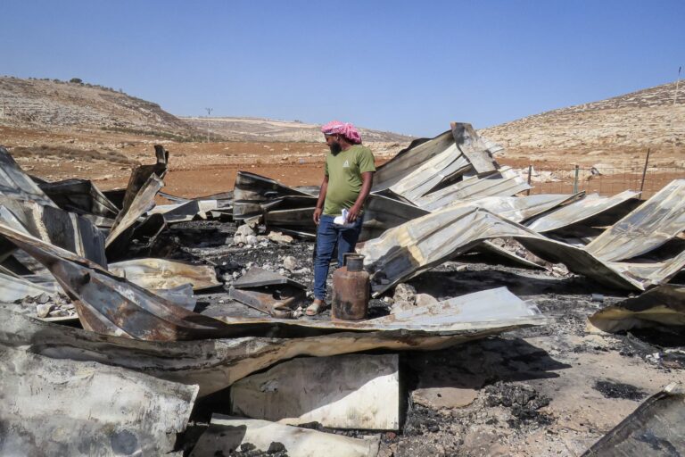 תושב עומד בשרידי מתחם בדואי שהוחרב סמוך לכפר מוח'מאס מצפון לירושלים, 2025 (צילום: עידן ירון)