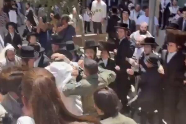 מהומות בבית הקפה 'בסמטה' בירושלים במחאה על סגירתו בשבת, 1 באוגוסט 2026 (צילום מסך: רשתות חברתיות)