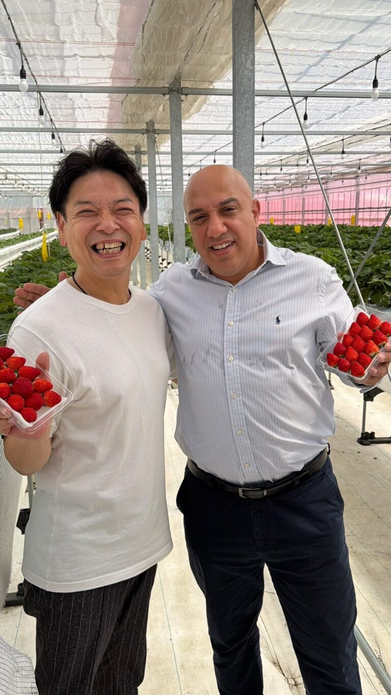 מנכ"ל משרד החקלאות, אורן לביא, ומגדל תותים יפני (צילום: משרד החקלאות)