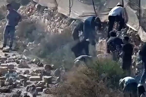 אנשי המאחז שהוקם ליד הכפר קוסרא חוסמים דרכים באבנים בניסיון למנוע את פינויו (צילום מסך: רשתות חברתיות, לפי סעיף 27א לחוק זכויות היוצרים)