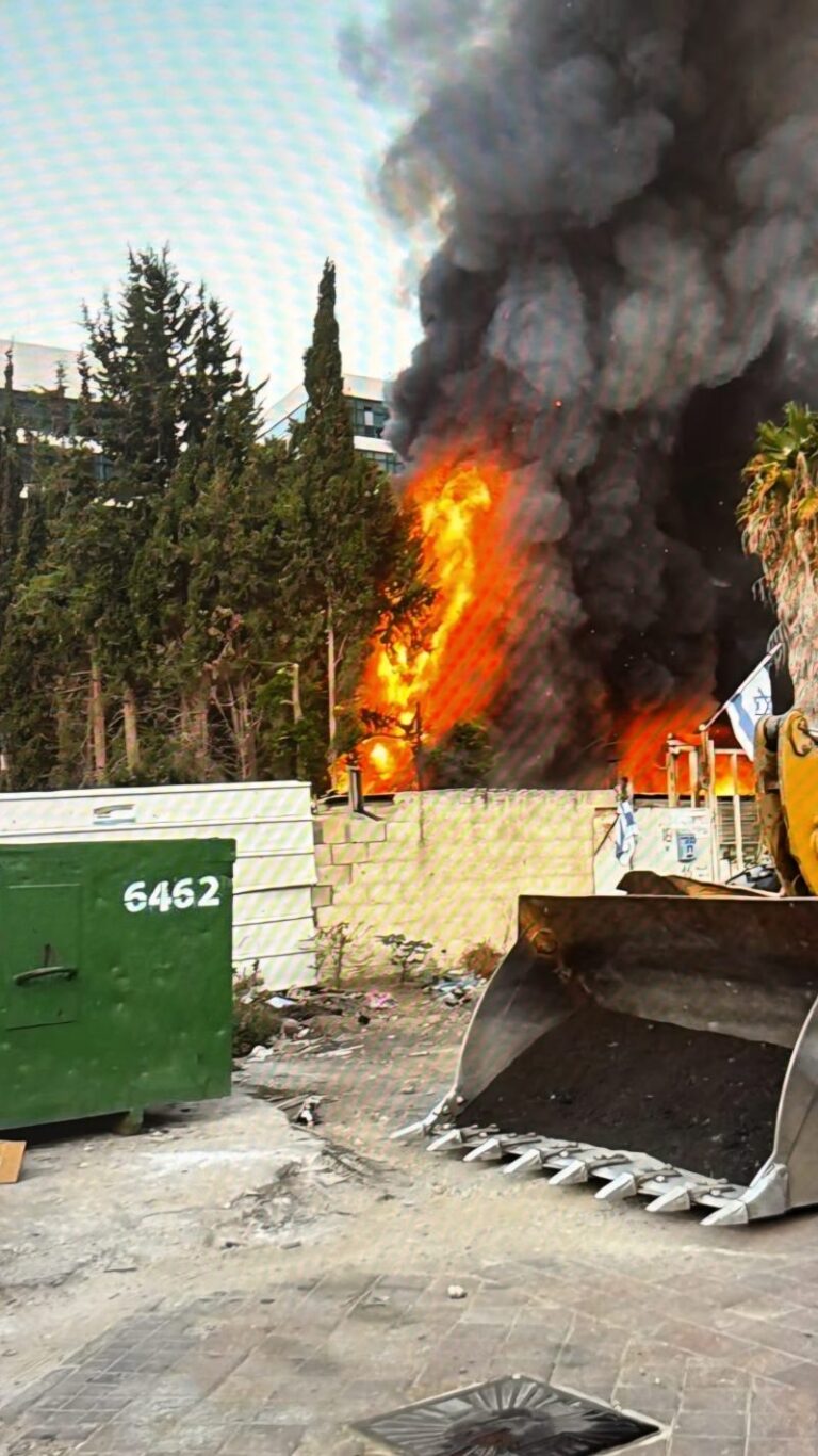 שריפה במבנה ארעי בחולון (צילום: כבאות והצלה מחוז דן)
