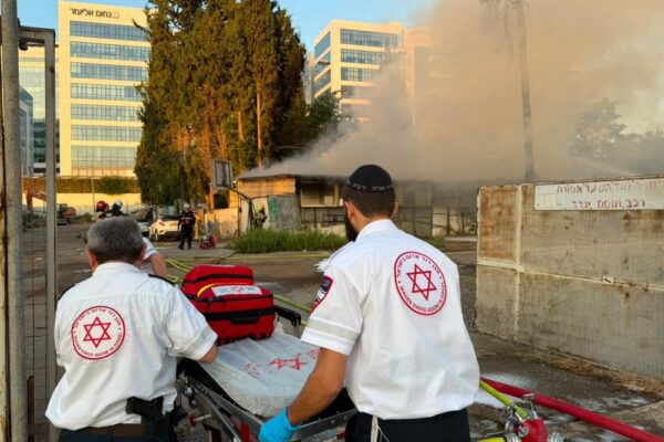 שריפה במבנה ארעי בחולון (צילום: דוברות מד"א)