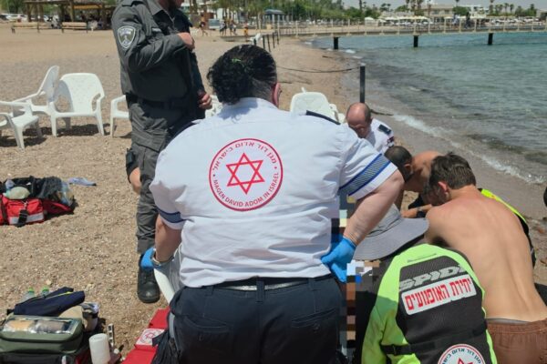 צוות מד"א בהחייאה לגבר שטבע בחוף האלמוגים באילת (צילום: תיעוד מבצעי מד"א)