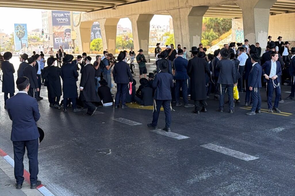 מפגינים חרדים חוסמים את כביש 4, 24 באוגוסט 2026 (צילום: רשתות חברתיות) מפגינים חרדים חוסמים את כביש 4, 24 באוגוסט 2026 (צילום: רשתות חברתיות)