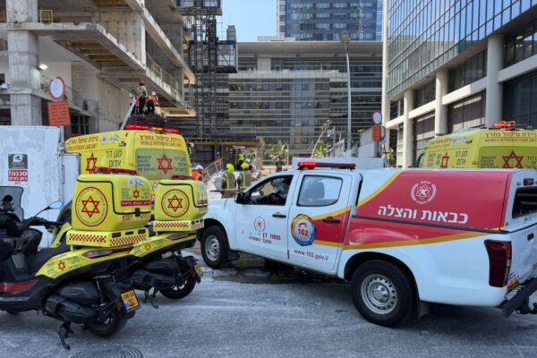 זירת תאונת העבודה בתל אביב (צילום: תיעוד מבצעי מד"א)