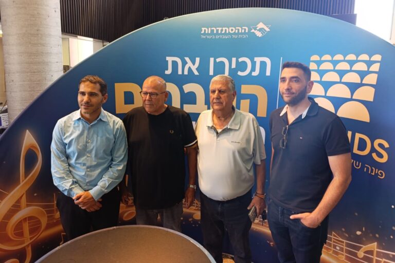 מנכ"ל רשת 'פרינדס' יוסי וולף-חצבני, מנכ"ל עיריית יבנה לוי איטח, יו"ר ההסתדרות ארנון בר-דוד וראש עיריית יבנה רועי גבאי, בהשקת רשת 'פרינדס' ביבנה (צילום: אסף צבי)