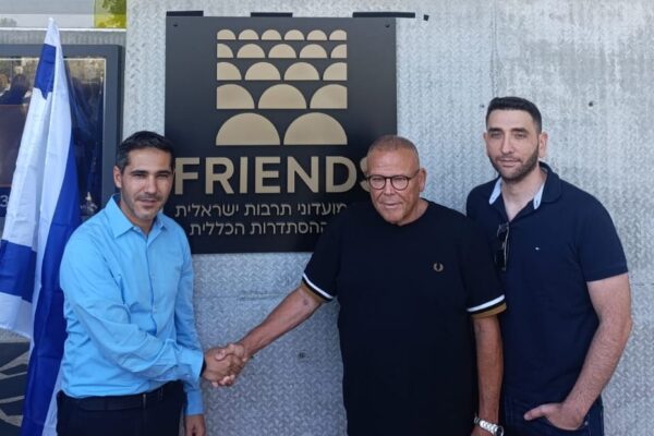 יו"ר ההסתדרות ארנון בר-דוד (במרכז), ראש עיריית יבנה רועי גבאי (משמאל) ומנכ"ל רשת FRIENDS יוסי וולף-חצבני (מימין) בהסרת הלוט משלט FRIENDS בהיכל התרבות העירוני ביבנה (צילום: אסף צבי)