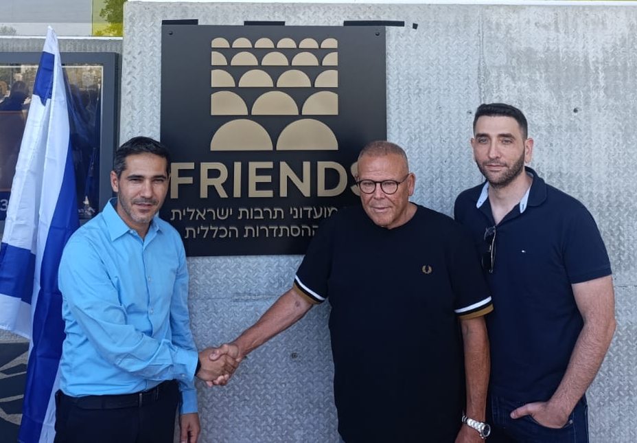 יו"ר ההסתדרות ארנון בר-דוד (במרכז), ראש עיריית יבנה רועי גבאי (משמאל) ומנכ"ל רשת FRIENDS יוסי וולף-חצבני (מימין) בהסרת הלוט משלט FRIENDS בהיכל התרבות העירוני ביבנה (צילום: אסף צבי) יו"ר ההסתדרות ארנון בר-דוד (במרכז), ראש עיריית יבנה רועי גבאי (משמאל) ומנכ"ל רשת FRIENDS יוסי וולף-חצבני (מימין) בהסרת הלוט משלט FRIENDS בהיכל התרבות העירוני ביבנה (צילום: אסף צבי)