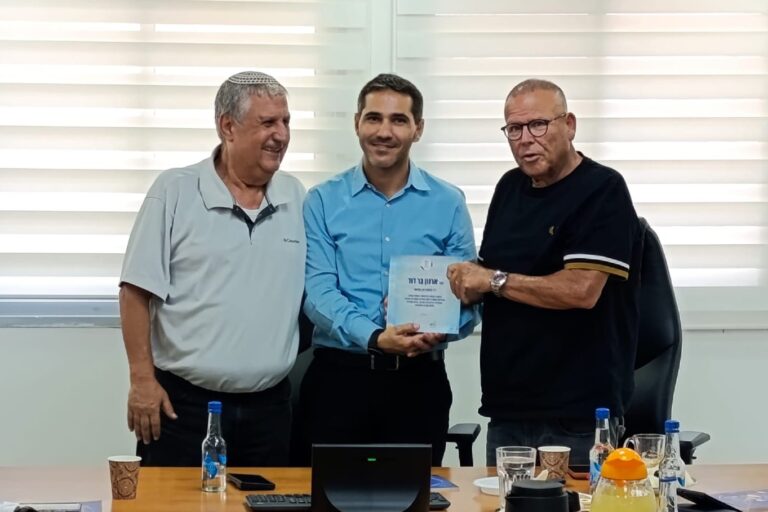ראש עיריית יבנה רועי גבאי (במרכז) ויו"ר ועד עובדי עיריית יבנה ציון בן לולו (משמאל) מעניקים ליו"ר ההסתדרות ארנון בר-דוד (מימין) תעודת הוקרה (צילום: אסף צבי)
