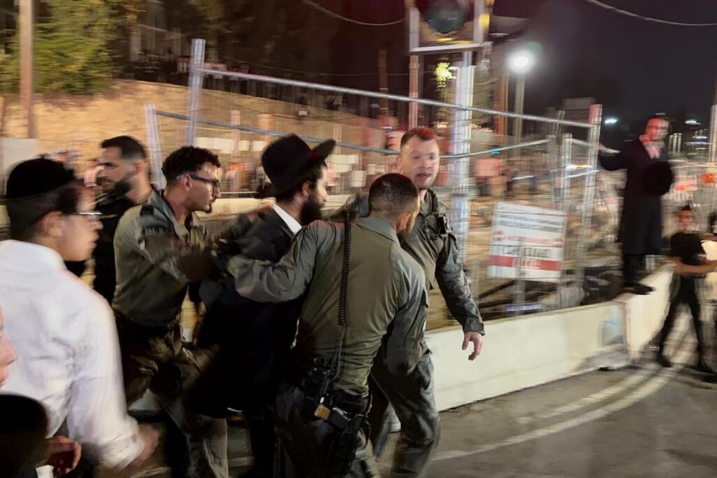 מעצר של חרדי קיצוני החשוד בהצתה ברחוב בר אילן בירושלים, בהפגנה נגד עבודות הרכבת הקלה (צילום: לפי סעיף 27א לחוק זכויות יוצרים) מעצר של חרדי קיצוני החשוד בהצתה ברחוב בר אילן בירושלים, בהפגנה נגד עבודות הרכבת הקלה (צילום: לפי סעיף 27א לחוק זכויות יוצרים)