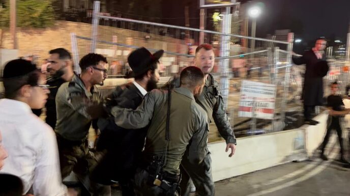 המשטרה הכריזה על הפרת סדר בלתי חוקית בהפגנת חרדים קיצונים בירושלים; נעצרו שני חשודים