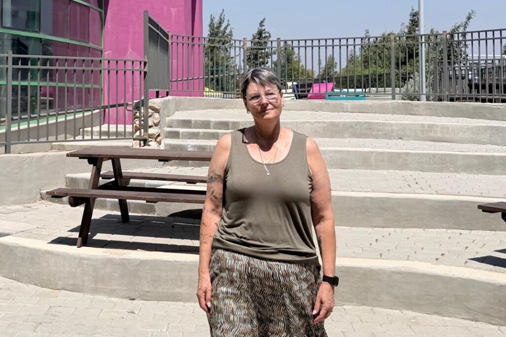 אידה זינגר בפתח בית הספר 'הנדיב'. "זה בית ספר בוטיק, יהיה אפשר לתפור חליפה לכל ילד" (צילום: אלבום פרטי) אידה זינגר בפתח בית הספר 'הנדיב'. "זה בית ספר בוטיק, יהיה אפשר לתפור חליפה לכל ילד" (צילום: אלבום פרטי)