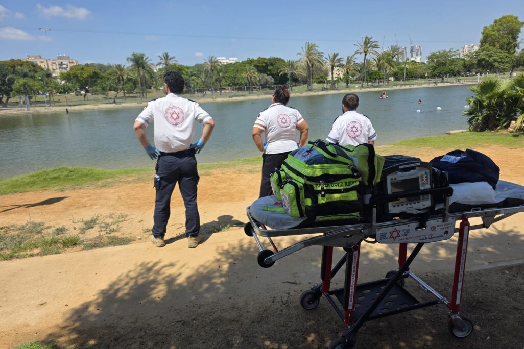 צוות מד"א בזירה בתל אביב שבה נמשה ילד מהמים במצב אנוש (צילום: תיעוד מבצעי מד"א) צוות מד"א בזירה בתל אביב שבה נמשה ילד מהמים במצב אנוש (צילום: תיעוד מבצעי מד"א)