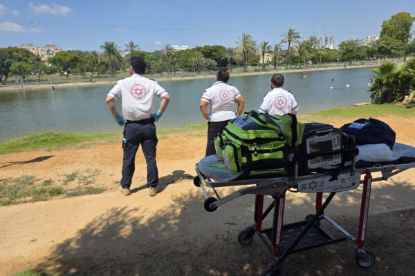 צוות מד"א בזירה בתל אביב שבה נמשה ילד מהמים במצב אנוש (צילום: תיעוד מבצעי מד"א)