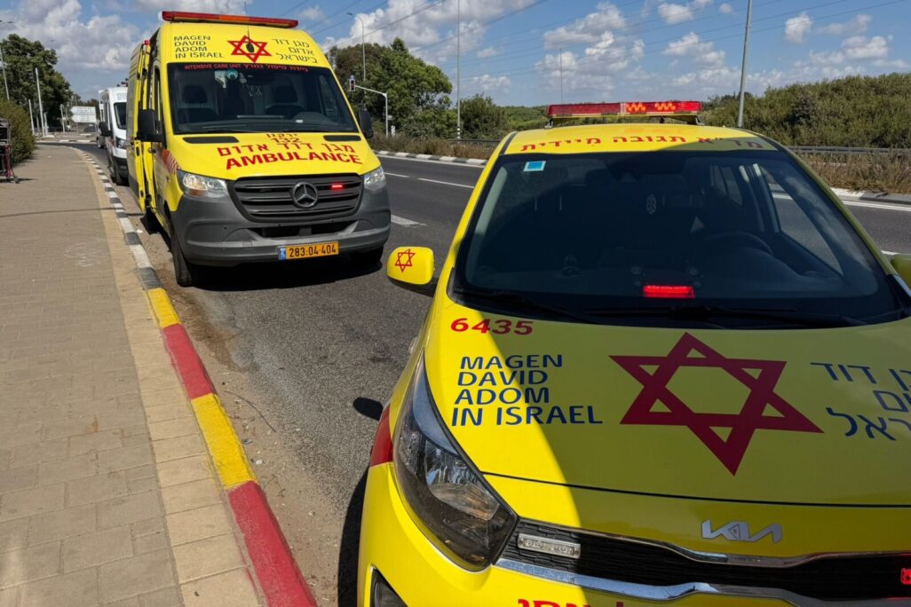 כוחות מד"א בזירת האירוע בו עובד בן 18 שאף חומר מסוכן במסעדה בלב השרון (צילום: תיעוד מבצעי מד"א) כוחות מד"א בזירת האירוע בו עובד בן 18 שאף חומר מסוכן במסעדה בלב השרון (צילום: תיעוד מבצעי מד"א)