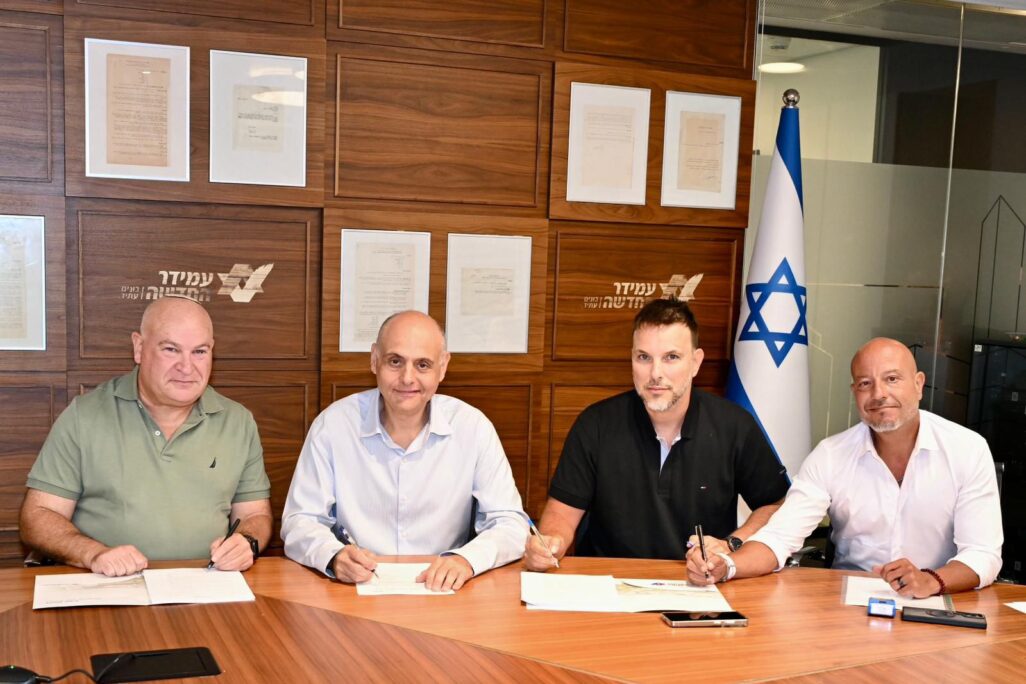 מעמד חתימת ההסכם, בנוכחות חי נבון (מימין) יו"ר ועד עובדי עמידר, אסף אדר ראש החטיבה בהסתדרות המעוף, עו"ד גיל בר-טל יו"ר הסתדרות המעוף ואלי בן מאיר מנכ"ל עמידר (צילום: הסתדרות המעוף) מעמד חתימת ההסכם, בנוכחות חי נבון (מימין) יו"ר ועד עובדי עמידר, אסף אדר ראש החטיבה בהסתדרות המעוף, עו"ד גיל בר-טל יו"ר הסתדרות המעוף ואלי בן מאיר מנכ"ל עמידר (צילום: הסתדרות המעוף)