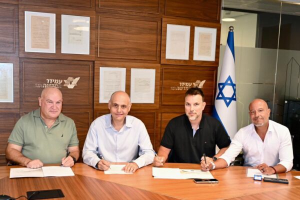 מעמד חתימת ההסכם, בנוכחות חי נבון (מימין) יו"ר ועד עובדי עמידר, אסף אדר ראש החטיבה בהסתדרות המעוף, עו"ד גיל בר-טל יו"ר הסתדרות המעוף ואלי בן מאיר מנכ"ל עמידר (צילום: הסתדרות המעוף)