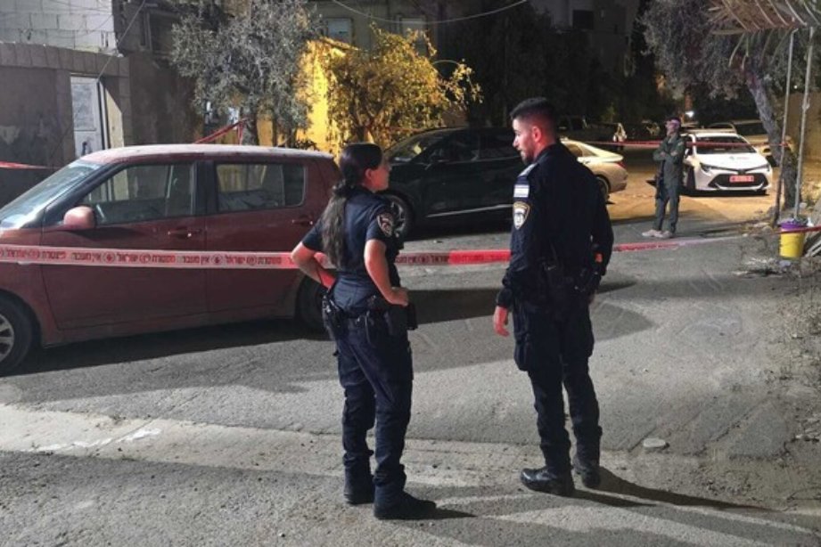זירת אירוע הדקירה ברמלה (צילום: דוברות המשטרה) זירת אירוע הדקירה ברמלה (צילום: דוברות המשטרה)