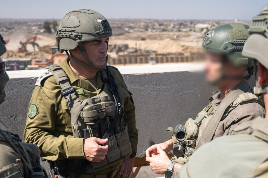 הרמטכ"ל אייל זמיר משוחח עם חייל במהלך סיור ברצועת עזה (צילום: דובר צה"ל) הרמטכ"ל אייל זמיר משוחח עם חייל במהלך סיור ברצועת עזה (צילום: דובר צה"ל)