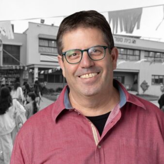ד"ר אריאל לוי, ברקע: בית ספר יסודי בקצרין (צילומים: מארק נומדר, מיכאל גלעדי / פלאש90, עיבוד: דבר)