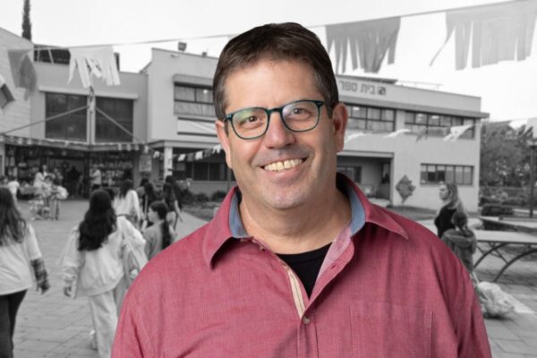 ד"ר אריאל לוי, ברקע: בית ספר יסודי בקצרין (צילומים: מארק נומדר, מיכאל גלעדי / פלאש90, עיבוד: דבר)