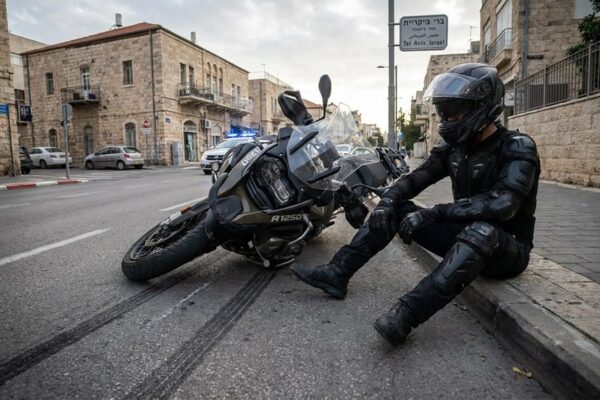 תאונות אופנועים,תאונת אופנוע,תאונות דרכים,תאונת דרכים,תאונות דרכים אופנועים,נפגעי תאונות אופנוע,רוכב אופנוע,רוכבי אופנוע,פיצוי תאונת אופנוע,פיצויים תאונת אופנוע,פיצוי לנפגע תאונת אופנוע,פיצויים לנפגעי תאונות דרכים,נזקי גוף,ביטוח חובה לאופנוע,ביטוח אופנוע,ביטוח רכב חובה,חוק הפלתד,חוק פיצויים לנפגעי תאונות,תאונה עצמית,תאונת אופנוע עצמית,תאונת אופנוע ללא ביטוח,נהיגה ללא ביטוח חובה (תמונה זו נוצרה על ידי בינה מלאכותית)