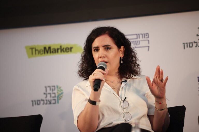 ח"כ נעמה לזימי בכנס 'מצילים את החינוך הממלכתי'. "התיקון האמיתי יהיה להעניק לילדים שלנו חינוך הומניסטי ודמוקרטי" (צילום: מוטי מילרוד)