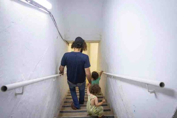 ילדים משחקים במקלט ציבורי בשכונת נחלאות במרכז ירושלים, 8 ביוני 2026 (צילום: חיים גולדברג/Flash90)