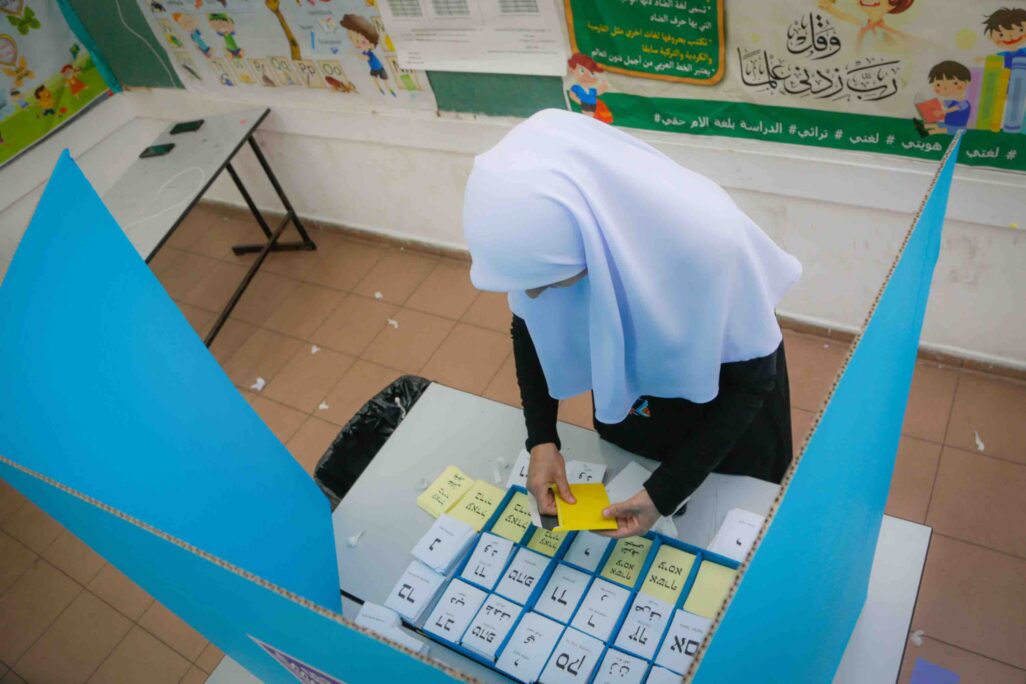 אישה ערבייה מצביעה בקלפי במהלך הבחירות המוניציפליות, ב-30 באוקטובר 2018, בכפר קאסם (צילום: רועי אלימה/Flash90)