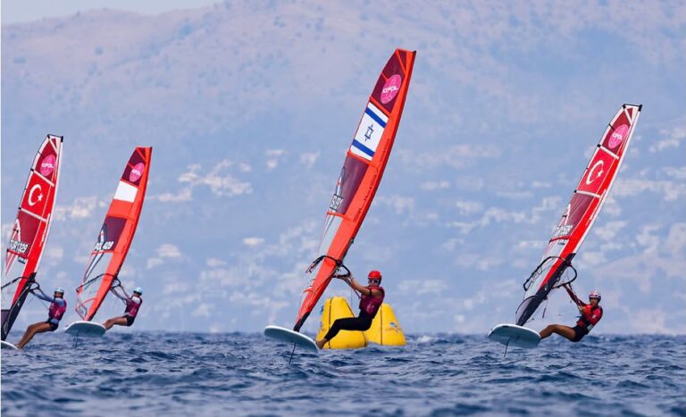 קורן (במרכז) באליפות העולם עד גיל 17 (צילום: sailing energy)