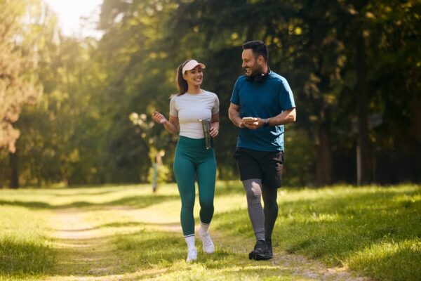 אנשים צועדים (צילום אילוסטרציה: shutterstock)