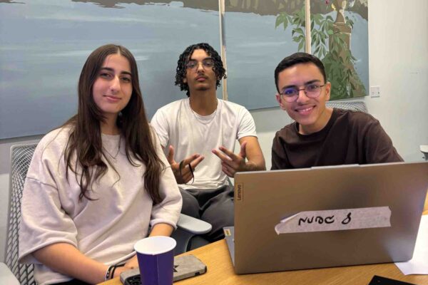 חלק מהצוות שייצר את האפליקציה. מימין לשמאל: איתי נדב, נהוראי אוחיון, לירז סעתי (צילום: עמותת "מחשבה טובה")
