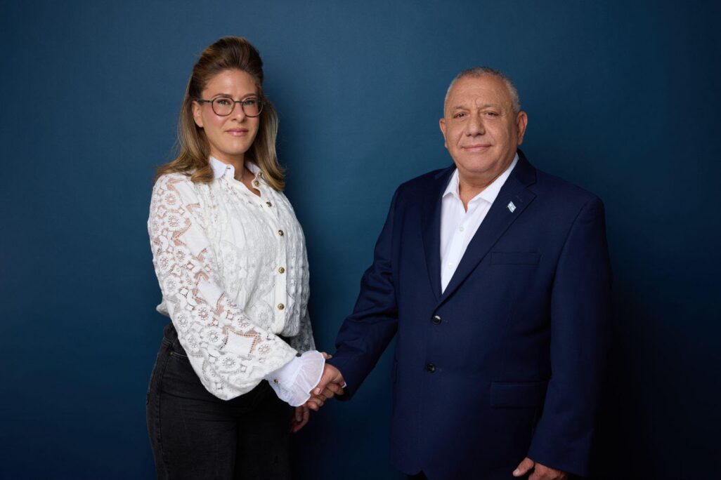 יו"ר מפלגת 'ישר' גדי איזנקוט עם עדי אלטשולר (צילום: מפלגת 'ישר') יו"ר מפלגת 'ישר' גדי איזנקוט עם עדי אלטשולר (צילום: מפלגת 'ישר')