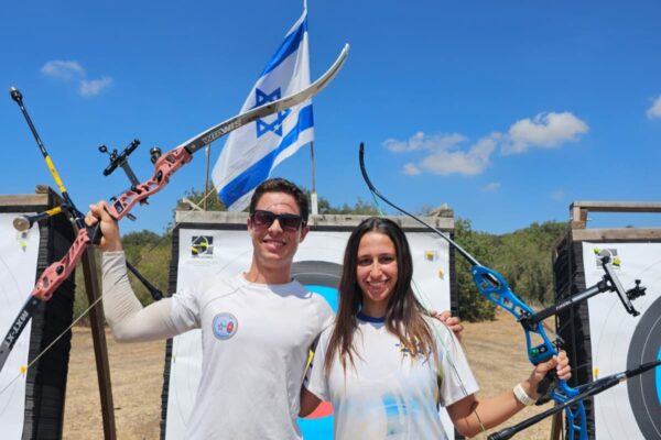 מיכאלה משה (מימין) ורועי דרור (צילום: איגוד הקשתות)