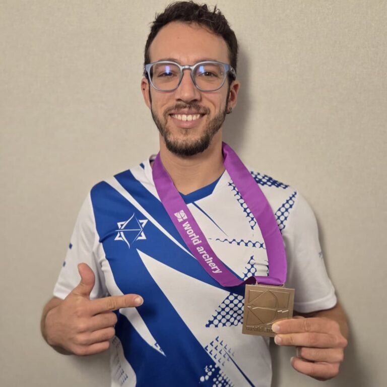 איתי שני לאחר הזכייה (צילום: world archery)