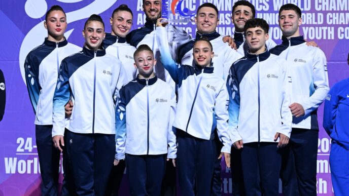 נבחרת ישראל באקרובטיקה לאחר הזכייה במדליית הזהב בתחרות הקבוצתית באליפות העולם בפזארו, איטליה (צילום: Filippo Tomasi, באדיבות איגוד ההתעמלות בישראל)