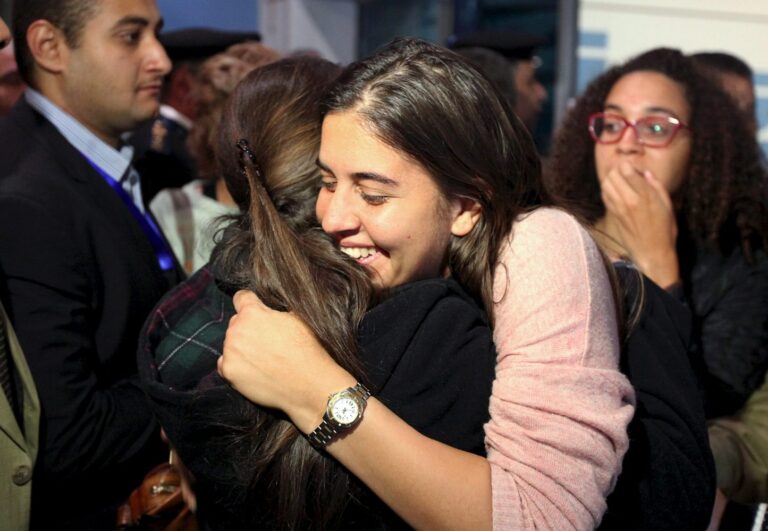 נוסעת בטיסה EgyptAir 181 מחבקת קרובת משפחה לאחר שנחתה בנמל התעופה הבינלאומי של קהיר (צילום: EgyptAir 181)